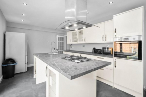 Perfect detached home for families & groups with private parking